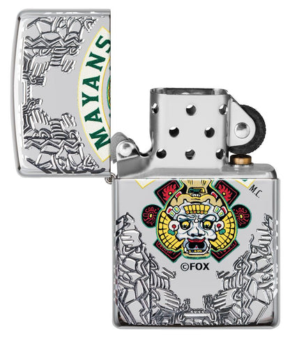 Briquet Zippo chromé avec gravures profondes Mayans M.C., ouvert