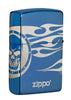 Vue de face briquet Zippo bleu haute brillance gravure tête de mort et flammes