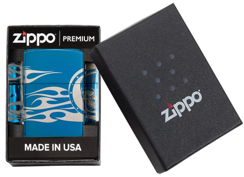 Briquet Zippo bleu haute brillance gravure tête de mort et flammes, dans une boîte premium ouverte