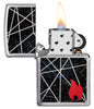 Vue de face du briquet tempête Zippo Flame Design ouvert, avec flamme