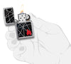 Briquet tempête Zippo Flame Design dans une main pour représenter la taille du briquet