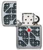 Briquet Zippo chromé texture argentée avec petite flamme Zippo au milieu, ouvert