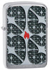 Vue de face 3/4 briquet Zippo chromé texture argentée avec petite flamme Zippo au milieu