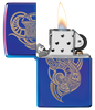 Vue de face du briquet tempête Zippo Tattoo Design ouvert, avec flamme