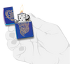 Briquet tempête Zippo Tattoo Design dans une main pour représenter la taille du briquet