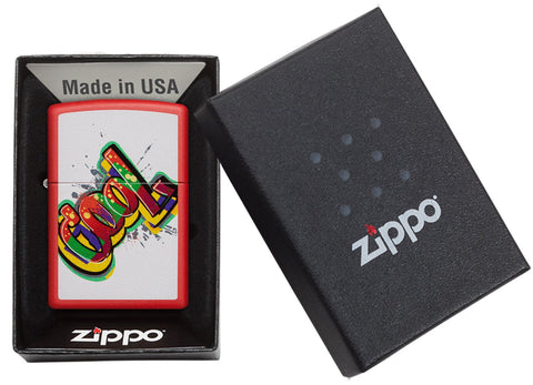 Briquet Zippo avec lettrage multicolore Cool, dans une boîte cadeau ouverte
