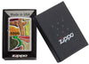 Briquet Zippo motif bois multicolore avec logo Zippo, dans une boîte cadeau ouverte