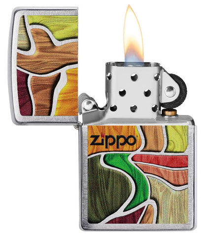 Briquet Zippo motif bois multicolore avec logo Zippo, ouvert avec flamme