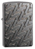 Vue de face 3/4 briquet Zippo gris brillant avec des lignes en zigzag entremêlées