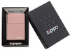 Briquet Zippo or rose brillant avec logo Zippo, dans une boîte cadeau ouverte