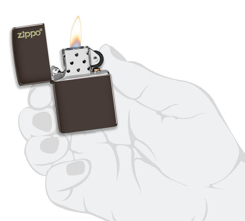 Briquet Zippo marron mat avec logo Zippo, ouvert avec flamme dans une main stylisée