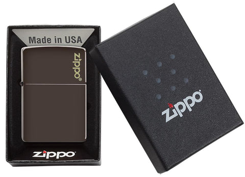 Briquet Zippo marron mat avec logo Zippo, dans une boîte ouverte