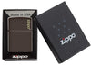 Briquet Zippo marron mat avec logo Zippo, dans une boîte ouverte