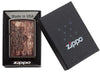 Briquet Zippo motif mandala marron clair sur arrière-plan en bois, dans une boîte cadeau ouverte