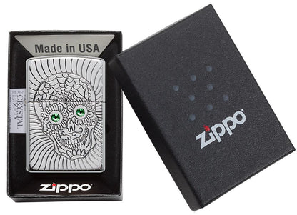 Briquet Zippo avec gravure profonde tête de mort et yeux en éléMen,ts Swarovski, dans une boîte ouverte