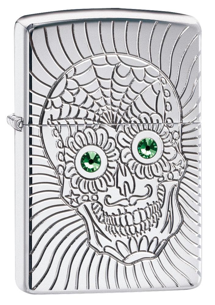 Vue de face 3/4 briquet Zippo avec gravure profonde tête de mort et yeux en éléMen,ts Swarovski