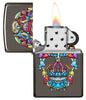 Briquet Zippo tête de mort multicolore gris, ouvert avec flamme