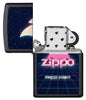 Briquet Zippo noir avec logo Zippo et flamme dans un style gaming rétro, ouvert