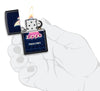 Briquet Zippo noir avec logo Zippo et flamme dans un style gaming rétro, ouvert avec flamme dans une main stylisée