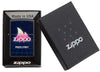 Briquet Zippo noir avec logo Zippo et flamme dans un style gaming rétro, dans une boîte ouverte