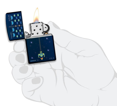 Briquet Zippo bleu avec scène de jeu vidéo, ouvert avec flamme dans une main stylisée