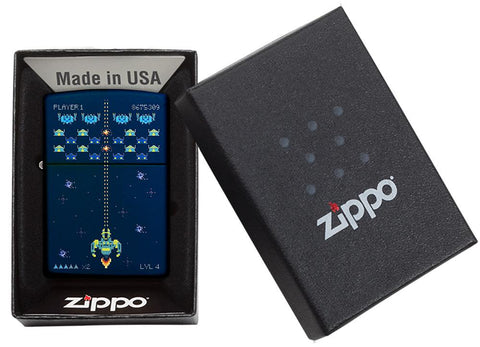 Briquet Zippo bleu avec scène de jeu vidéo, dans une boîte cadeau ouverte