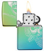 Vue de face briquet Zippo High Polish Teal 360° Photo Image avec pieuvre géante, ouvert avec flamme