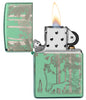 Vue de face du briquet tempête Zippo Hunting Design ouvert, avec flamme