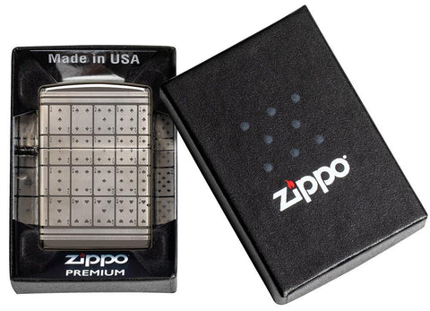 Vue de face briquet Zippo Black Ice avec motif cartes à jouer dans une boîte cadeau ouverte