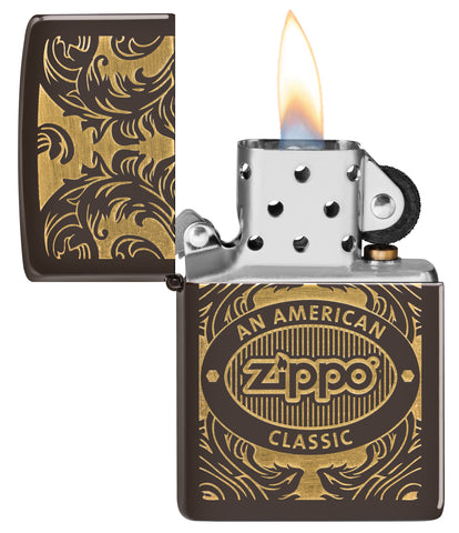 Briquet Zippo vue de face ouvert avec une flamme entouré d’un motif en filigrane gravé au laser qui montre le logo de Zippo et de 