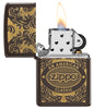 Briquet Zippo vue de face ouvert avec une flamme entouré d’un motif en filigrane gravé au laser qui montre le logo de Zippo et de "an american classic".