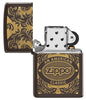 Briquet Zippo vue de face ouvert sans flammeentouré d’un motif en filigrane gravé au laser qui montre le logo de Zippo et de "an american classic".