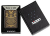 Briquet Zippo vue de face dans une boite cadeau noire ouverte entouré d’un motif en filigrane gravé au laser qui montre le logo de Zippo et de "an american classic".