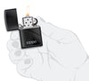 Briquet tempête Zippo Black Hexagon Design dans une main pour représenter la taille du briquet