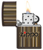 Vue de face du briquet tempête Zippo Brown Stripes Design ouvert, avec flamme