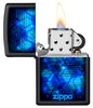 Vue de face du briquet tempête Zippo Blue Design ouvert, avec flamme