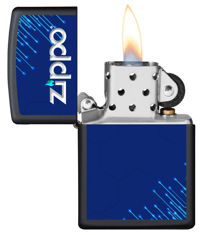 Vue de face du briquet tempête Zippo Circuit Board Design ouvert, avec flamme