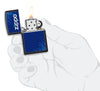 Briquet tempête Zippo Circuit Board Design dans une main pour représenter la taille du briquet