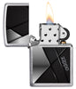Briquet Zippo vue de face ouvert et allumée avec une illustration en couleur gris et noir et le logo de Zippo
