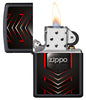 Vue de face du briquet tempête Zippo Metal Design ouvert, avec flamme