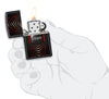 Briquet tempête Zippo Metal Design dans une main pour représenter la taille du briquet