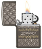 Vue de face du briquet tempête Zippo Baroque Design ouvert, avec flamme