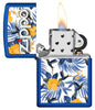 Vue de face du briquet tempête Zippo Tropical Birds Design ouvert, avec flamme