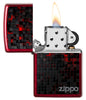 Vue de face du briquet tempête Zippo Black Cubes Design ouvert, avec flamme
