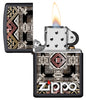 Vue de face du briquet tempête Zippo Tribal Design ouvert, avec flamme