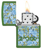 Vue de face du briquet tempête Zippo Tropical Design ouvert, avec flamme