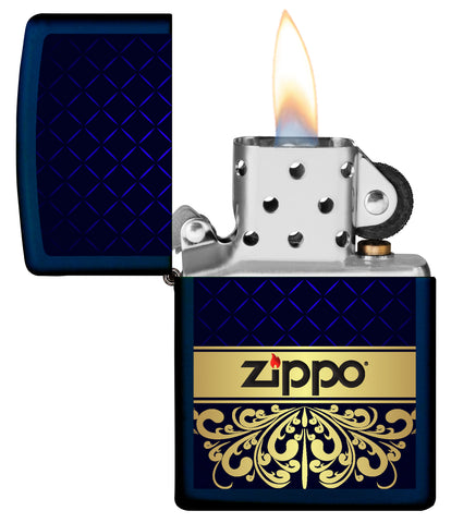Vue de face du briquet tempête Zippo Royal Design ouvert, avec flamme