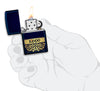 Briquet tempête Zippo Royal Design dans une main pour représenter la taille du briquet