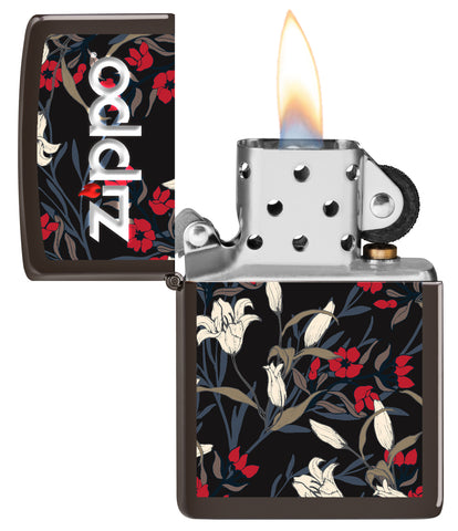 Vue de face du briquet tempête Zippo Floral Design ouvert, avec flamme