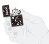 Briquet tempête Zippo Floral Design dans une main pour représenter la taille du briquet